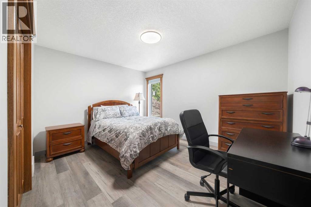 Photo 8 of 12 Strathroy Bay Sw, Calgary AB
