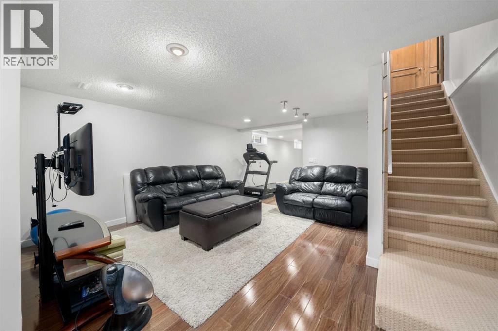 Photo 11 of 12 Strathroy Bay Sw, Calgary AB