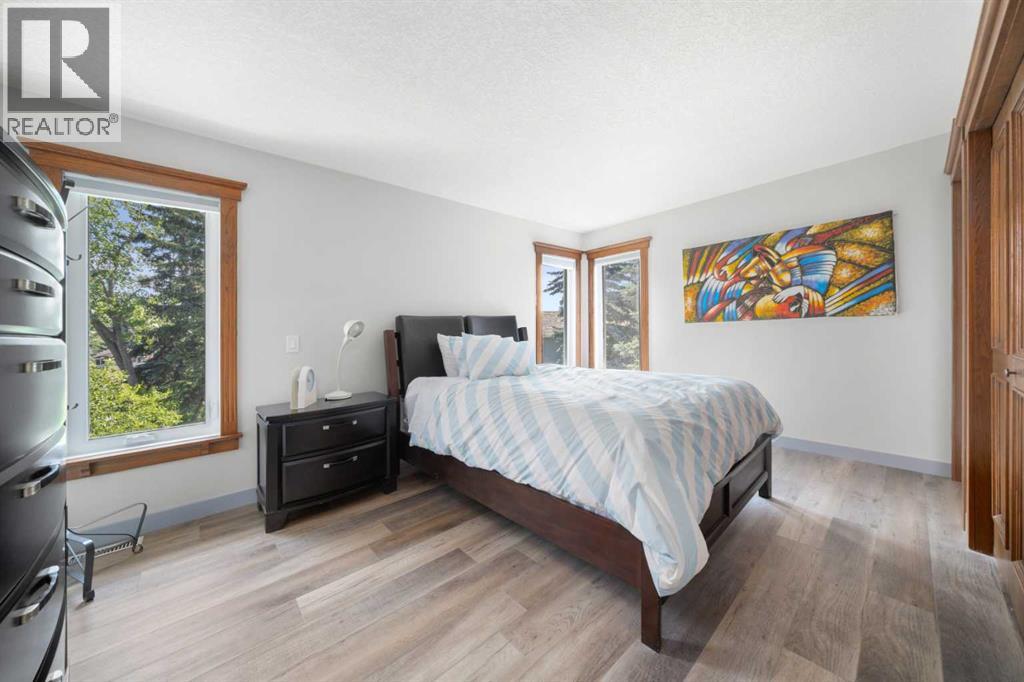 Photo 9 of 12 Strathroy Bay Sw, Calgary AB