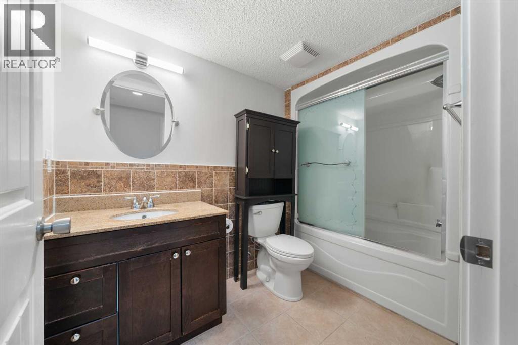Photo 12 of 12 Strathroy Bay Sw, Calgary AB