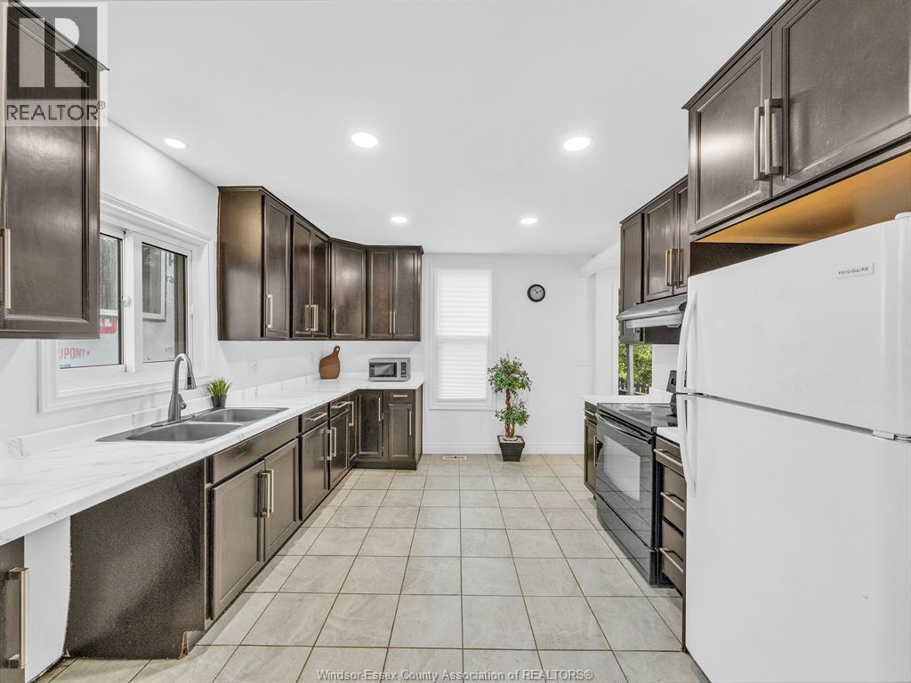 Photo 10 of 915 Mckay Avenue, Windsor ON