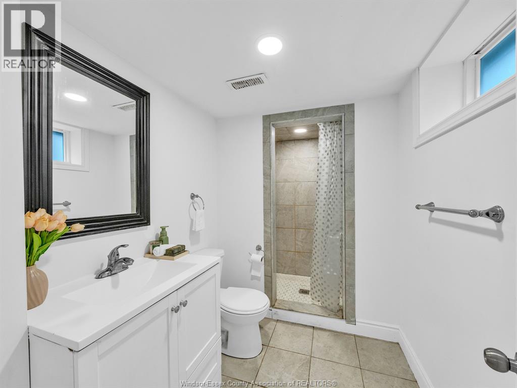 Photo 32 of 915 Mckay Avenue, Windsor ON