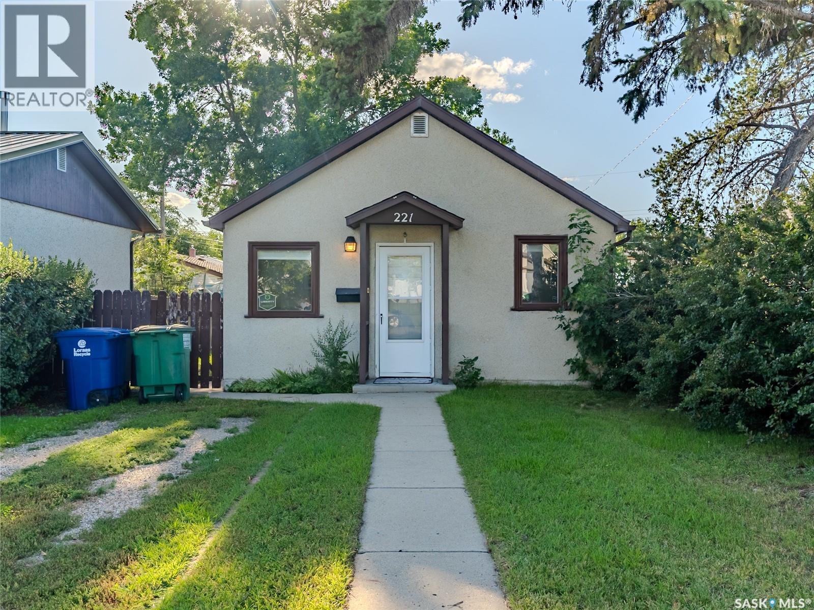 Photo 22 of 221 N Avenue N, Saskatoon SK
