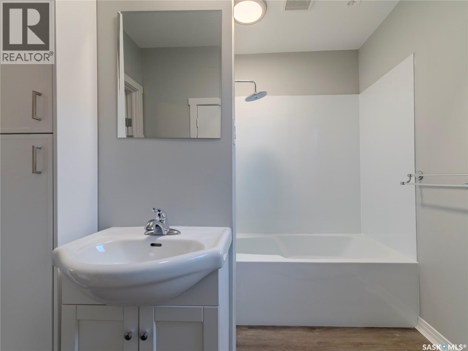 Photo 5 of 221 N Avenue N, Saskatoon SK