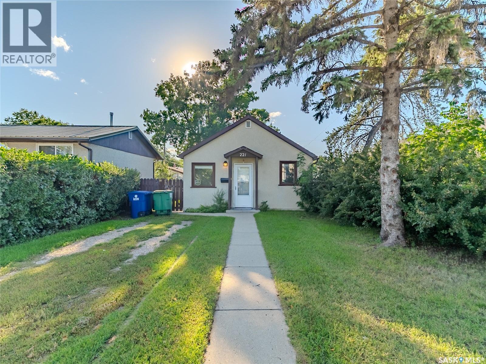 Photo 10 of 221 N Avenue N, Saskatoon SK