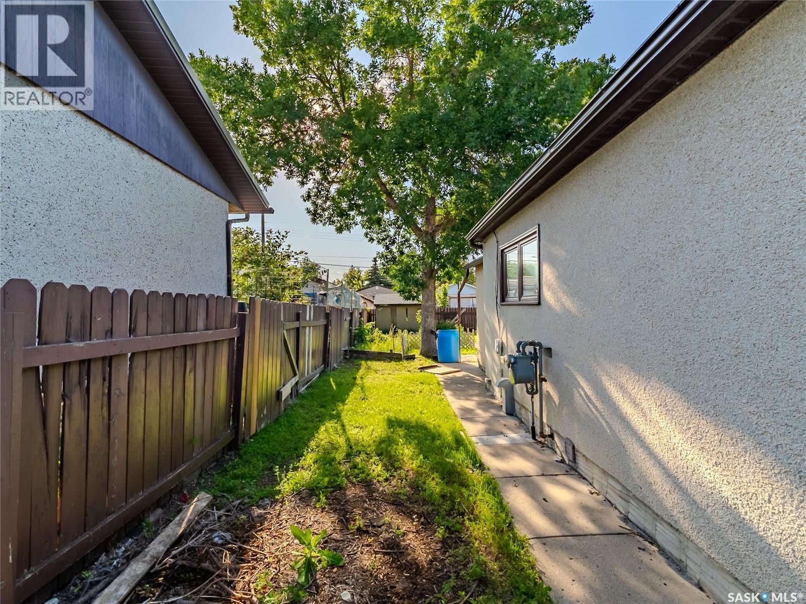Photo 7 of 221 N Avenue N, Saskatoon SK
