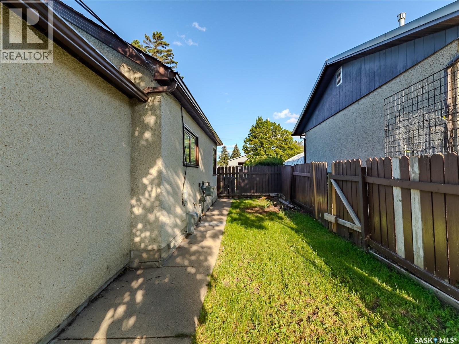 Photo 12 of 221 N Avenue N, Saskatoon SK
