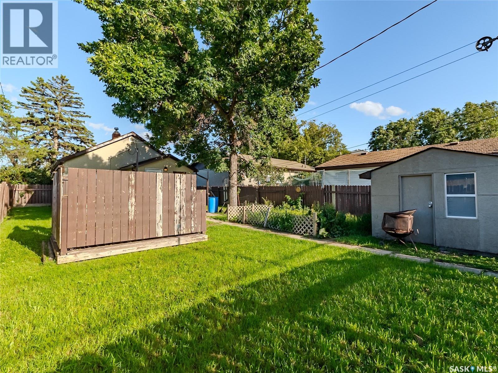 Photo 4 of 221 N Avenue N, Saskatoon SK