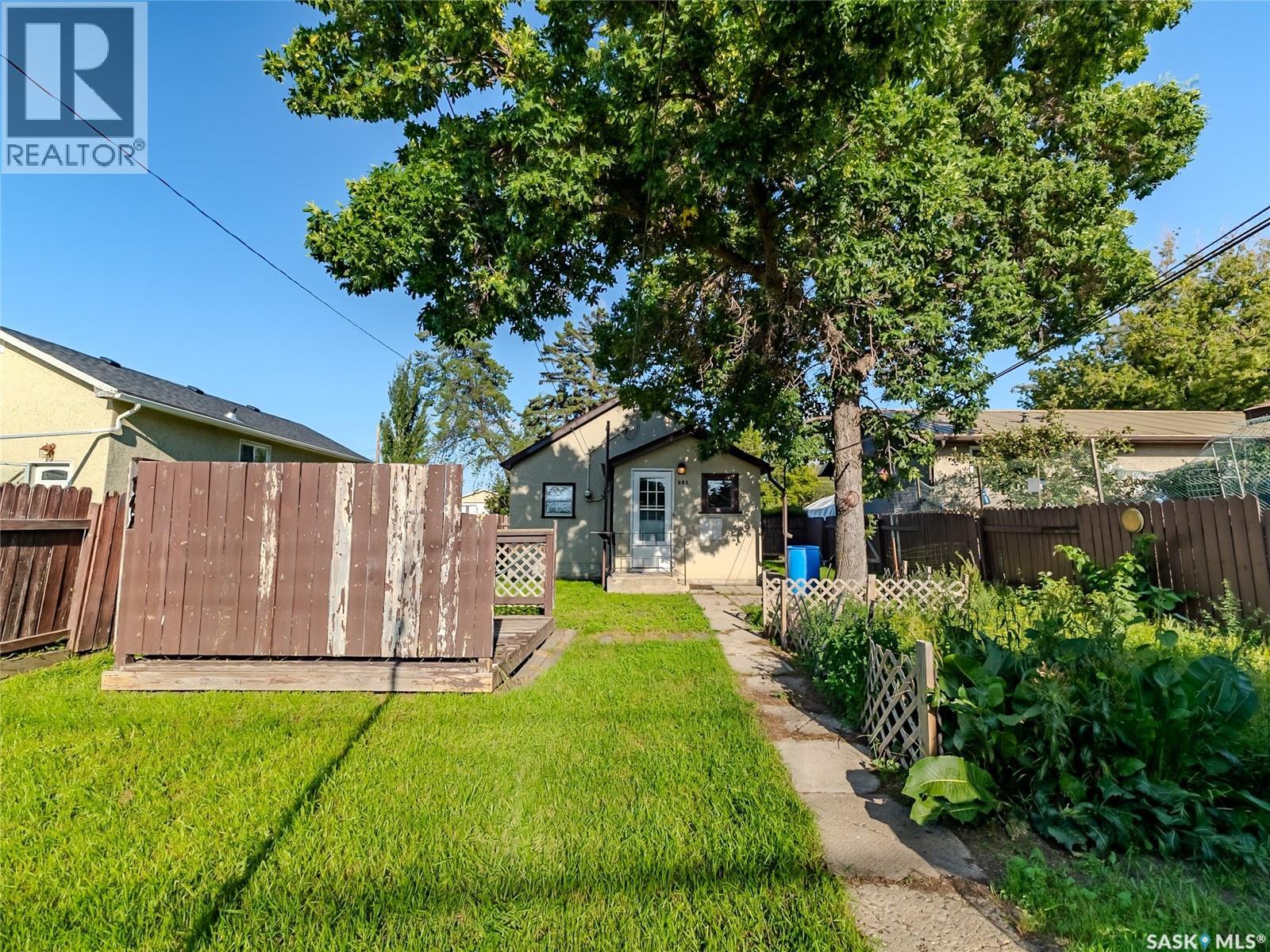 Photo 17 of 221 N Avenue N, Saskatoon SK