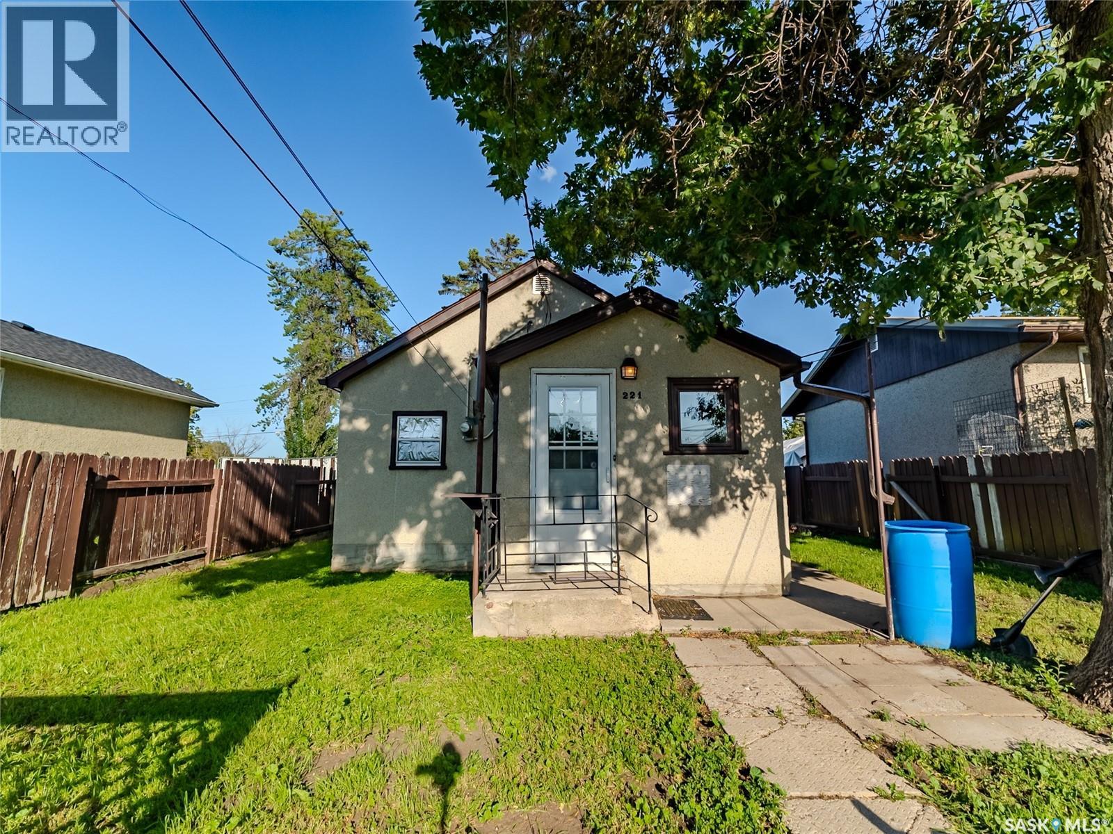 Photo 1 of 221 N Avenue N, Saskatoon SK