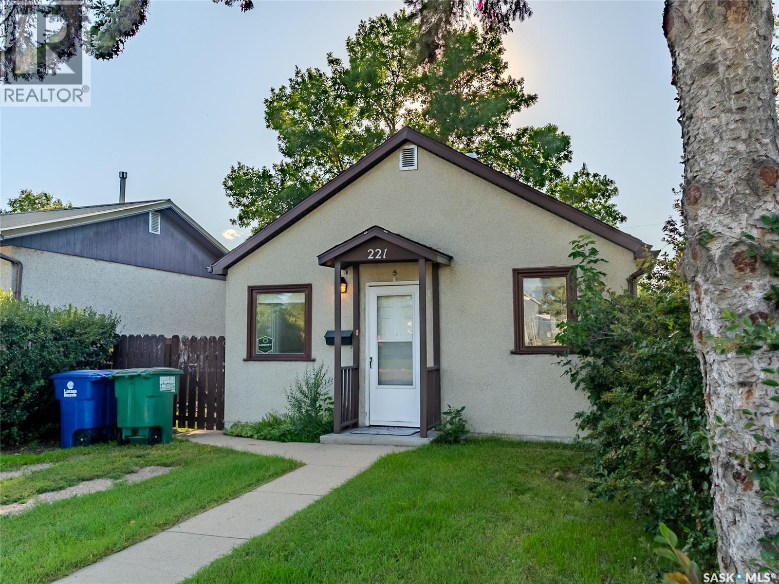 Photo 14 of 221 N Avenue N, Saskatoon SK