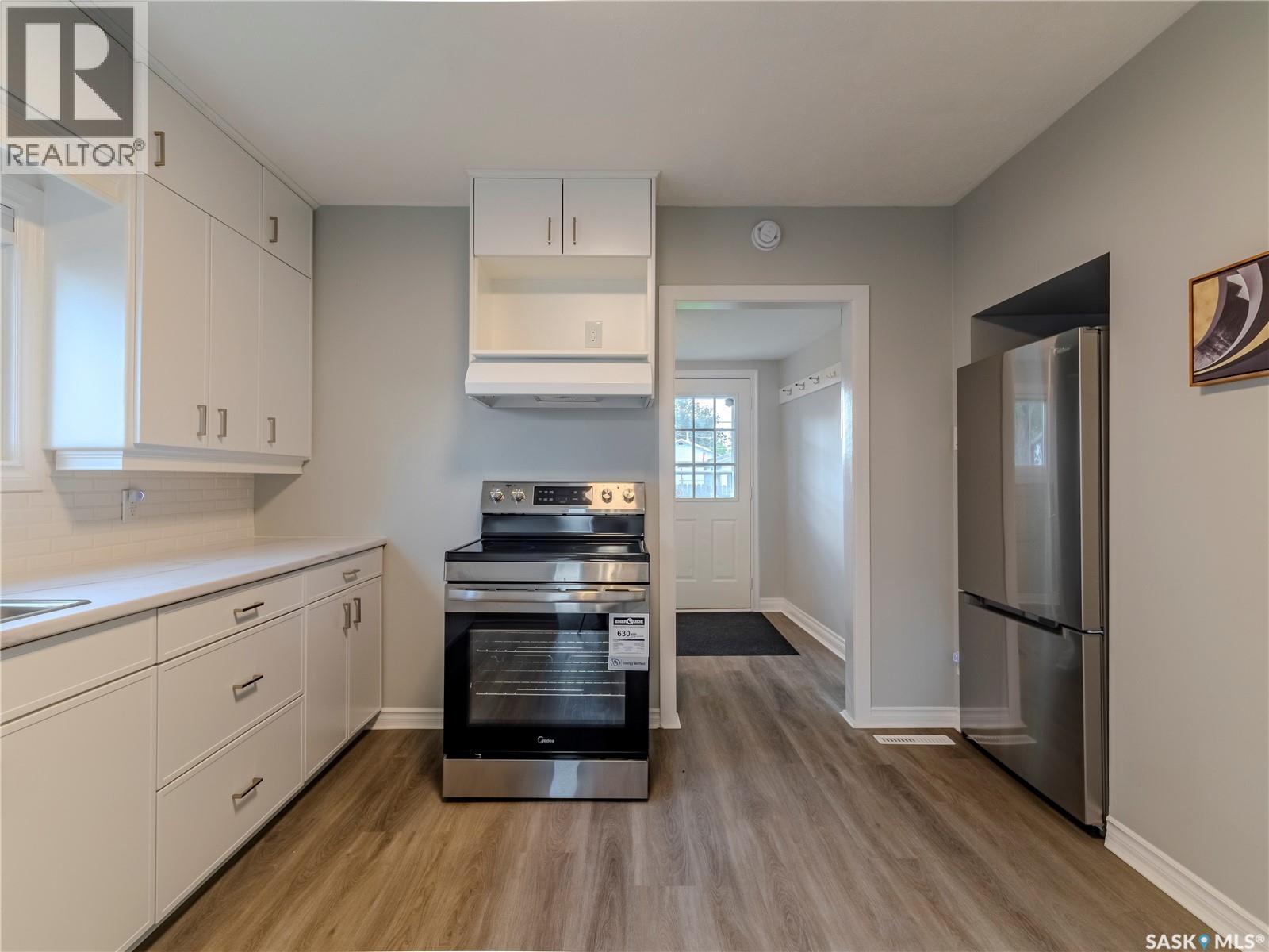Photo 11 of 221 N Avenue N, Saskatoon SK