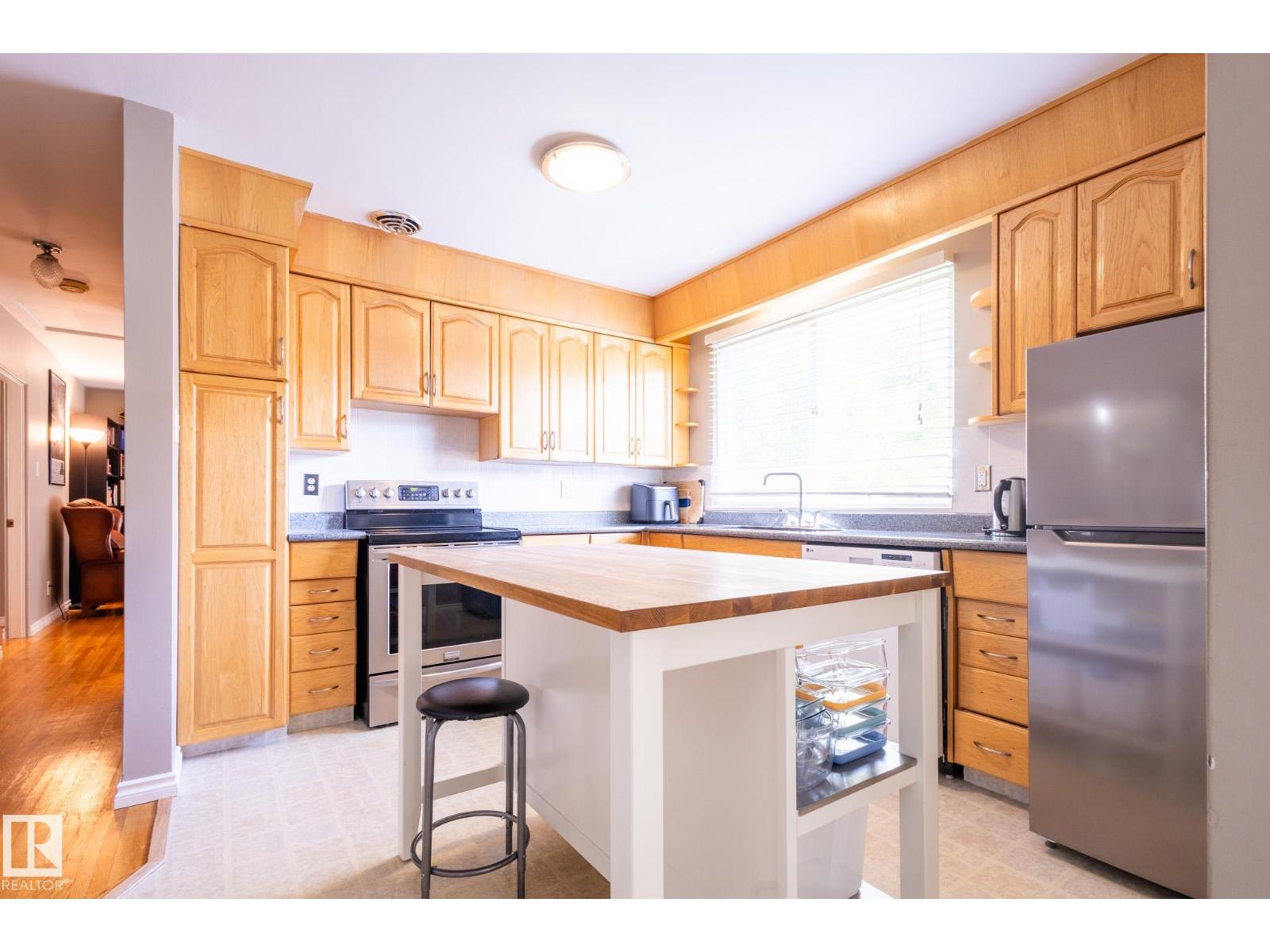 Photo 10 of 9015 157 St Nw, Edmonton AB