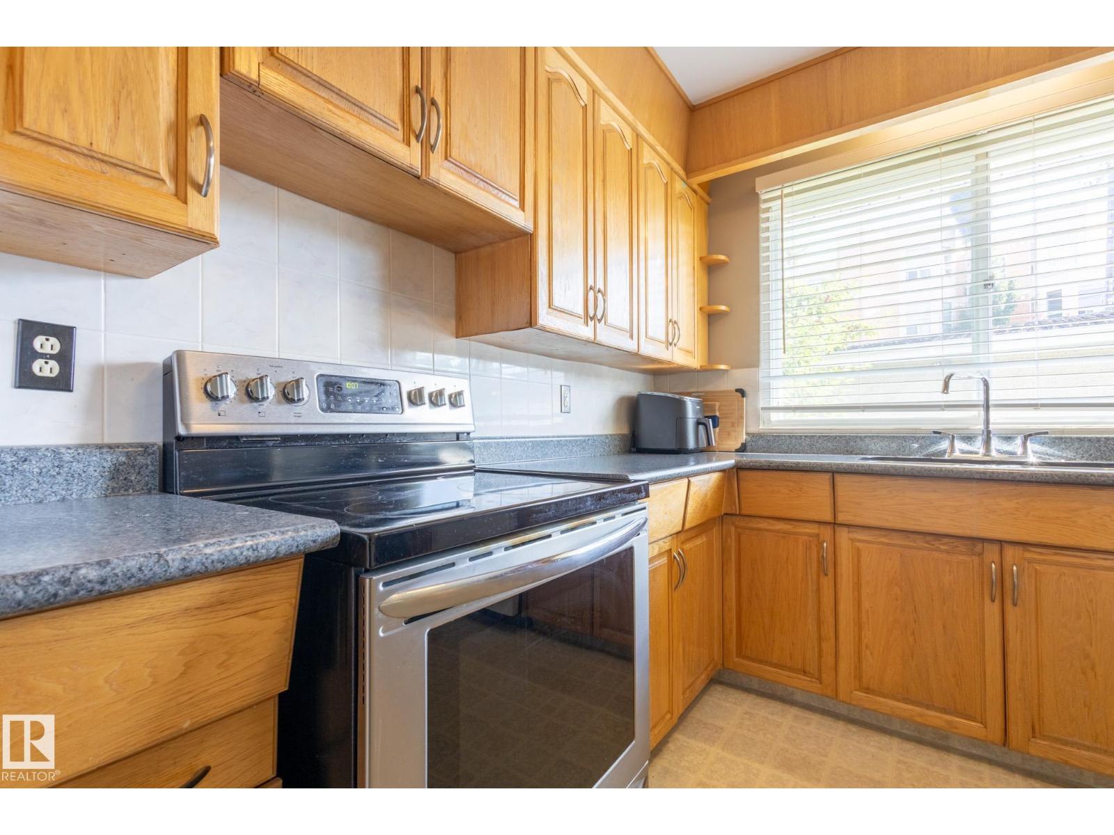 Photo 11 of 9015 157 St Nw, Edmonton AB