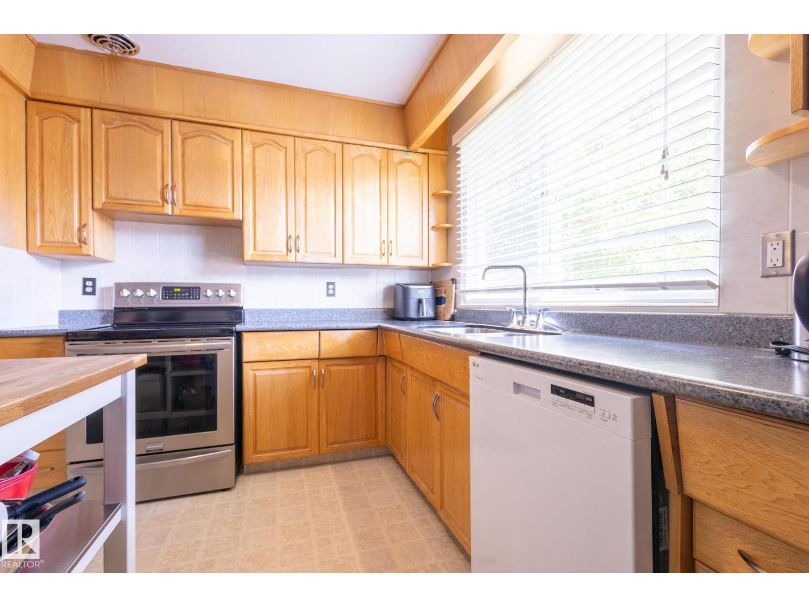 Photo 13 of 9015 157 St Nw, Edmonton AB