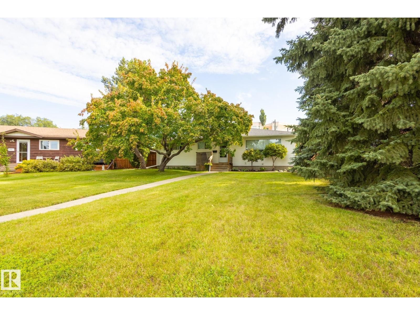 Photo 2 of 9015 157 St Nw, Edmonton AB