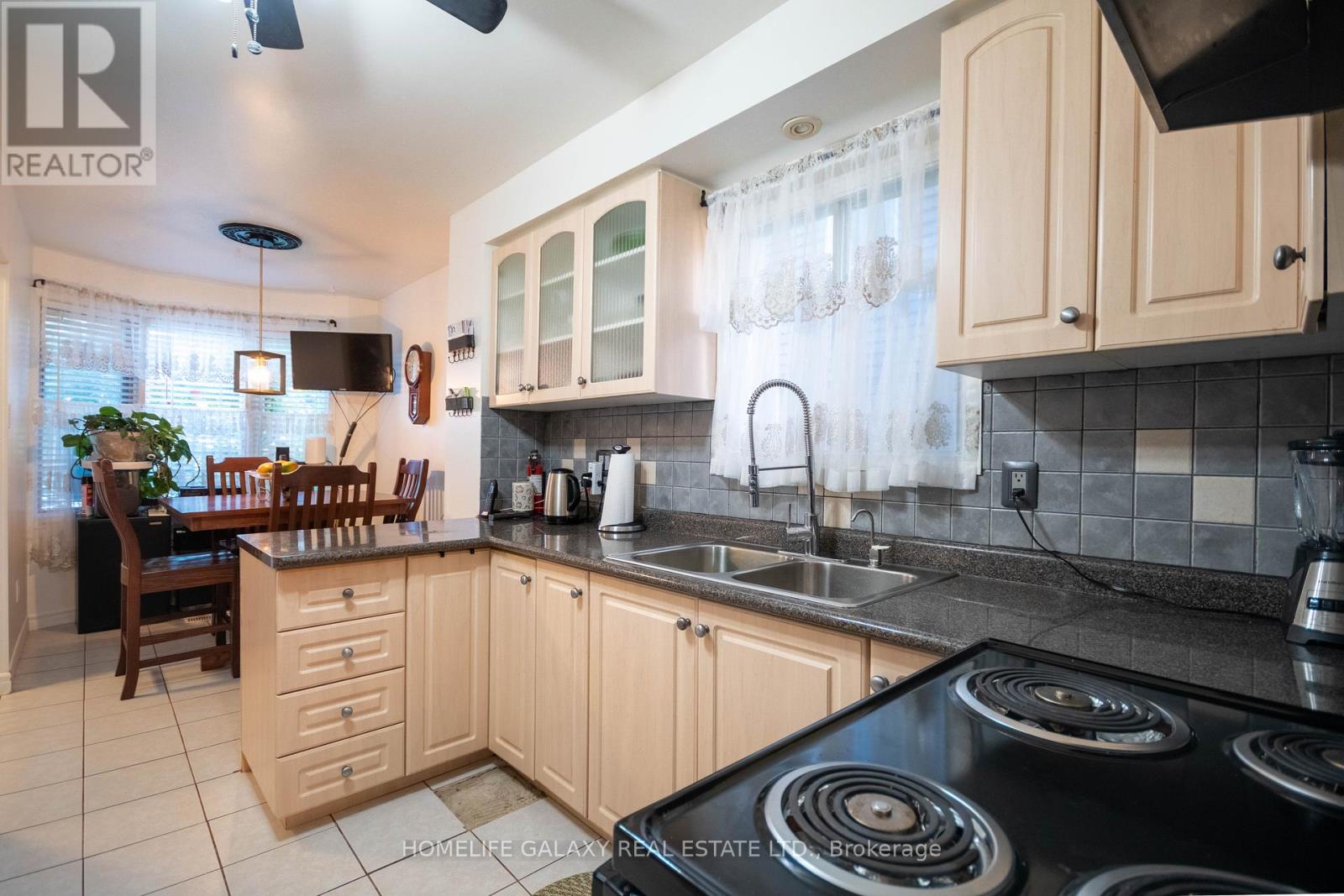 Photo 8 of 1846 Cricket Lane, Pickering ON
