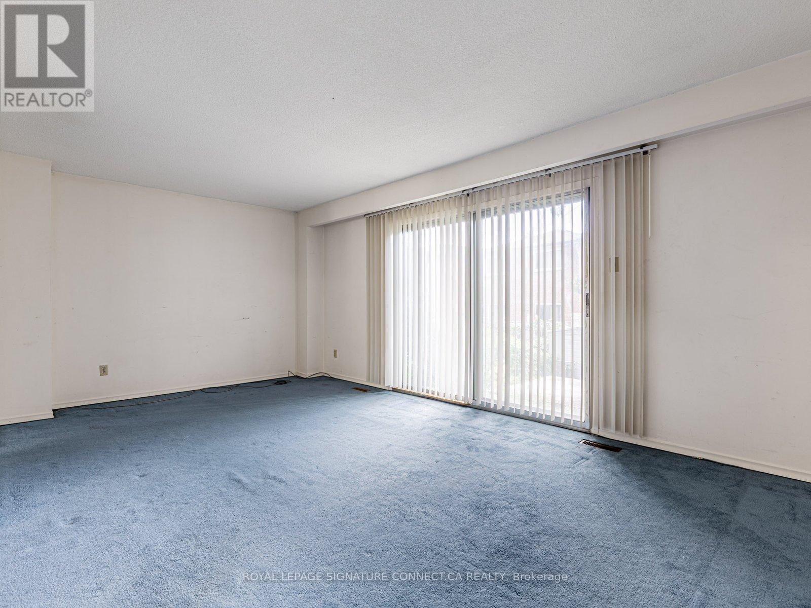 Photo 4 of 77 White Heather Boulevard, Toronto ON
