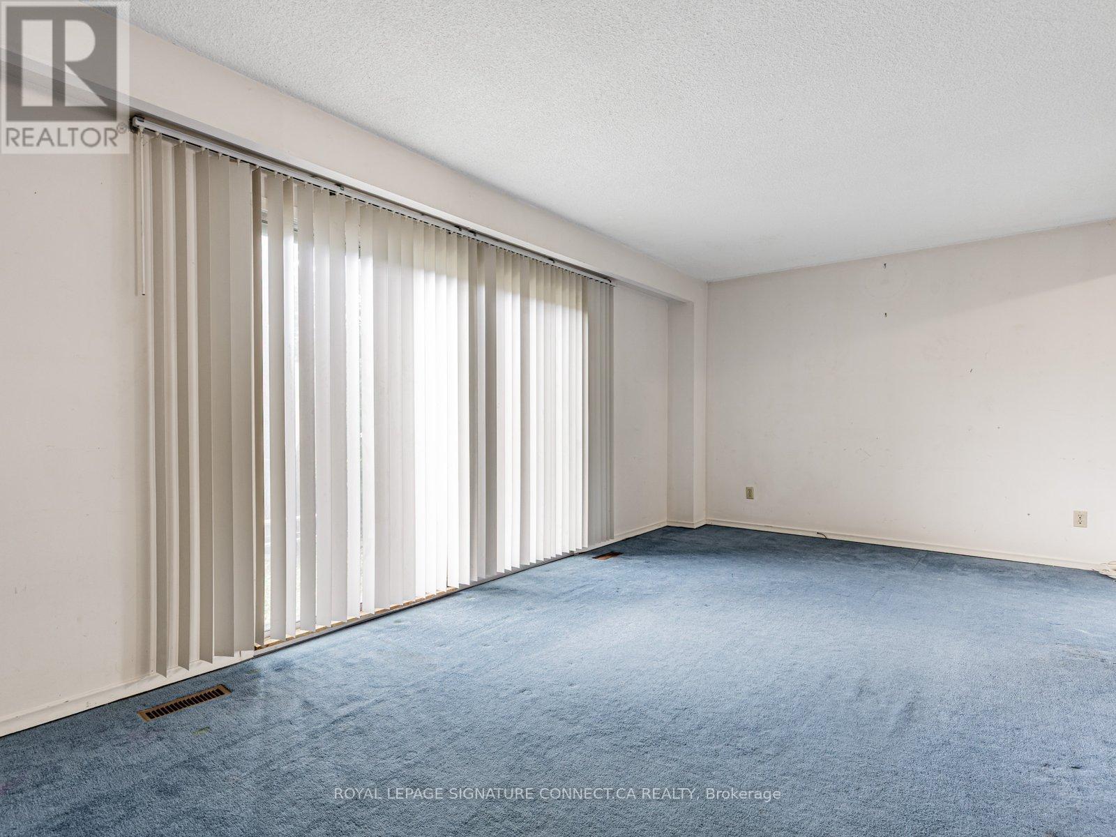 Photo 5 of 77 White Heather Boulevard, Toronto ON
