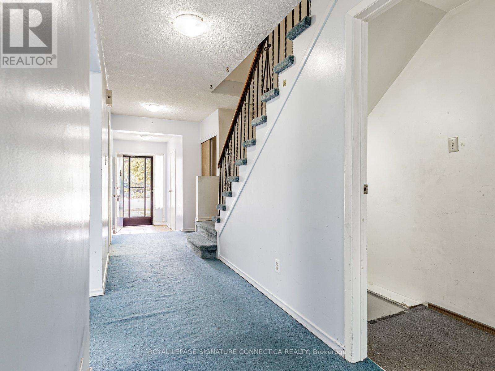 Photo 2 of 77 White Heather Boulevard, Toronto ON