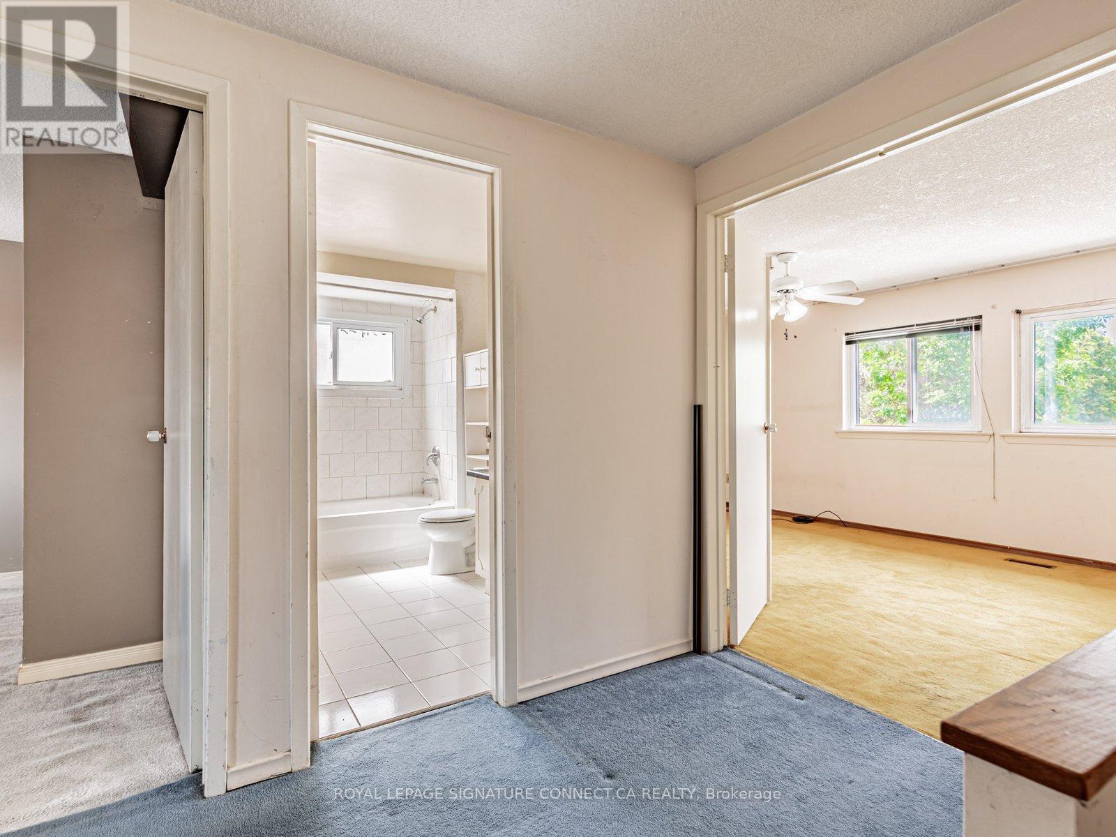 Photo 8 of 77 White Heather Boulevard, Toronto ON