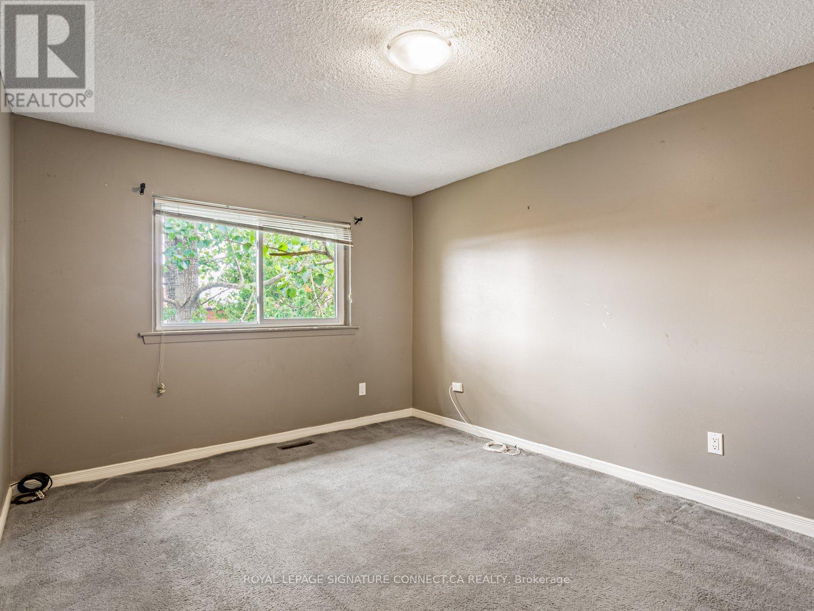 Photo 7 of 77 White Heather Boulevard, Toronto ON