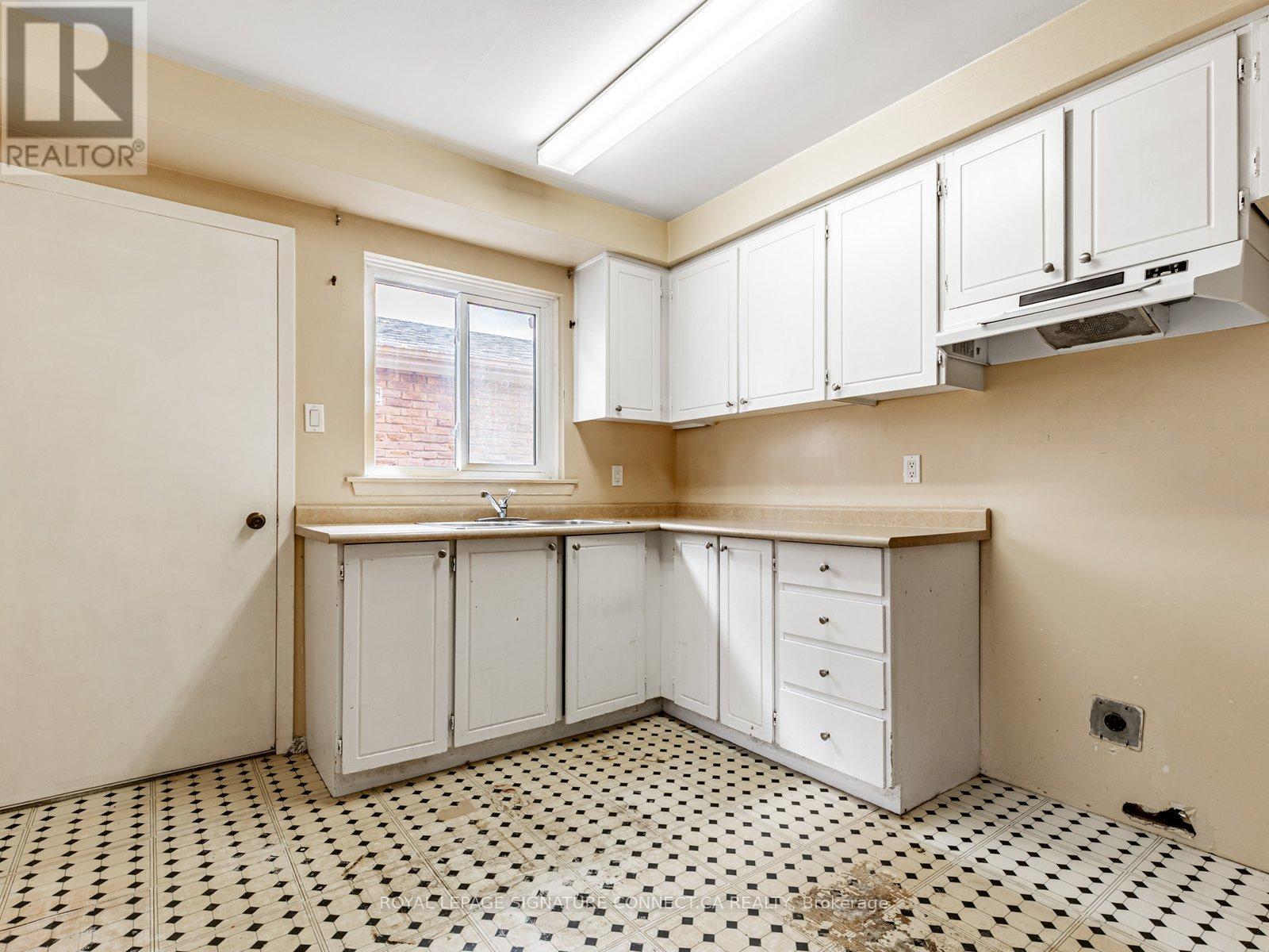 Photo 29 of 77 White Heather Boulevard, Toronto ON