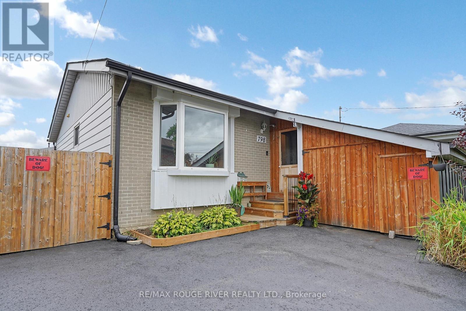 Photo 2 of 798 Oliva Street, Pickering ON