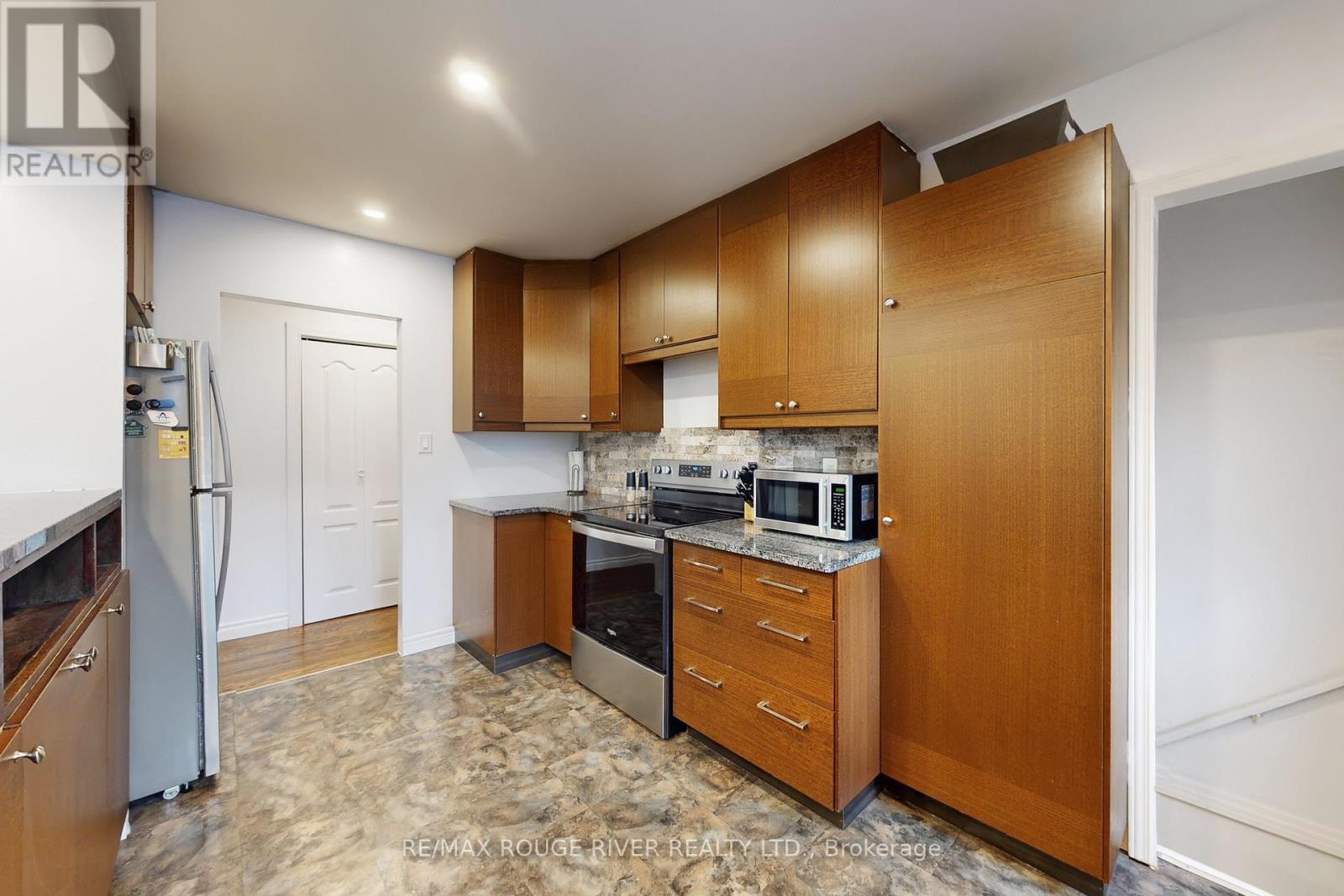Photo 9 of 798 Oliva Street, Pickering ON