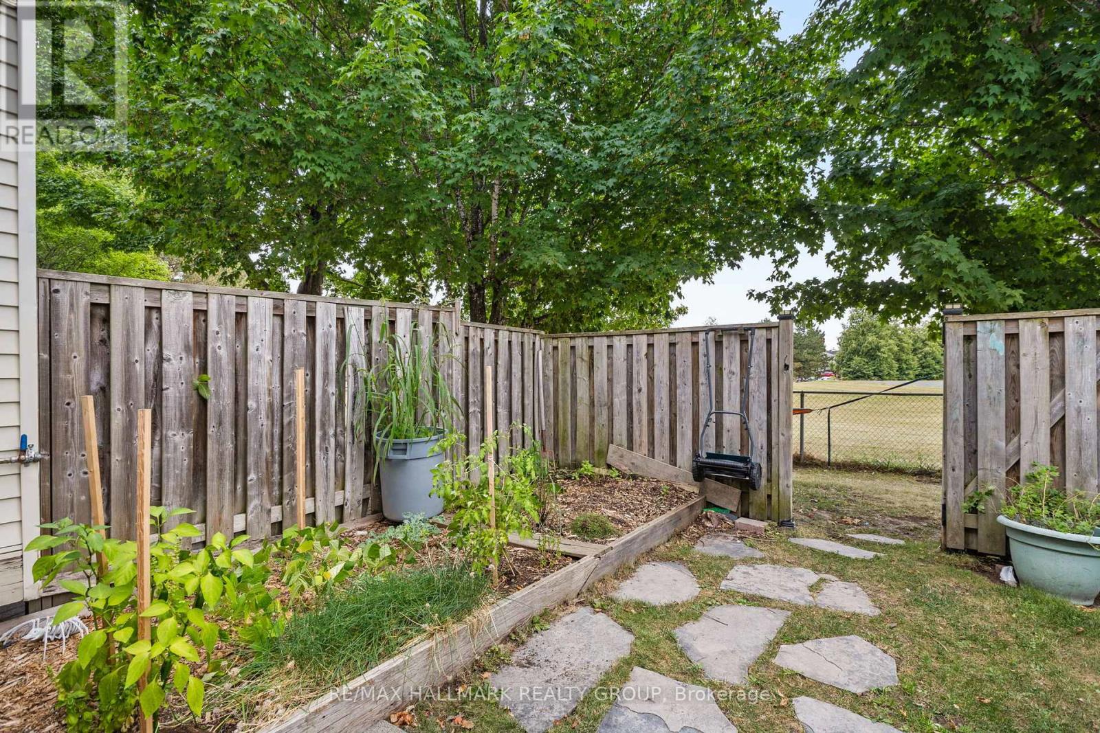 Photo 25 of 1598 Hoskins Crescent, Ottawa ON