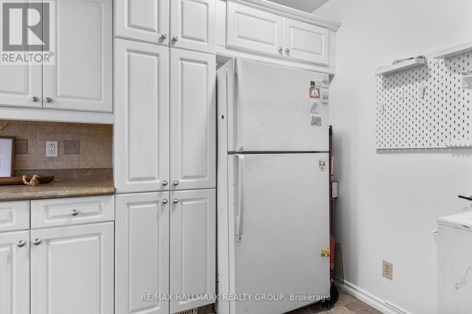 Photo 13 of 1598 Hoskins Crescent, Ottawa ON
