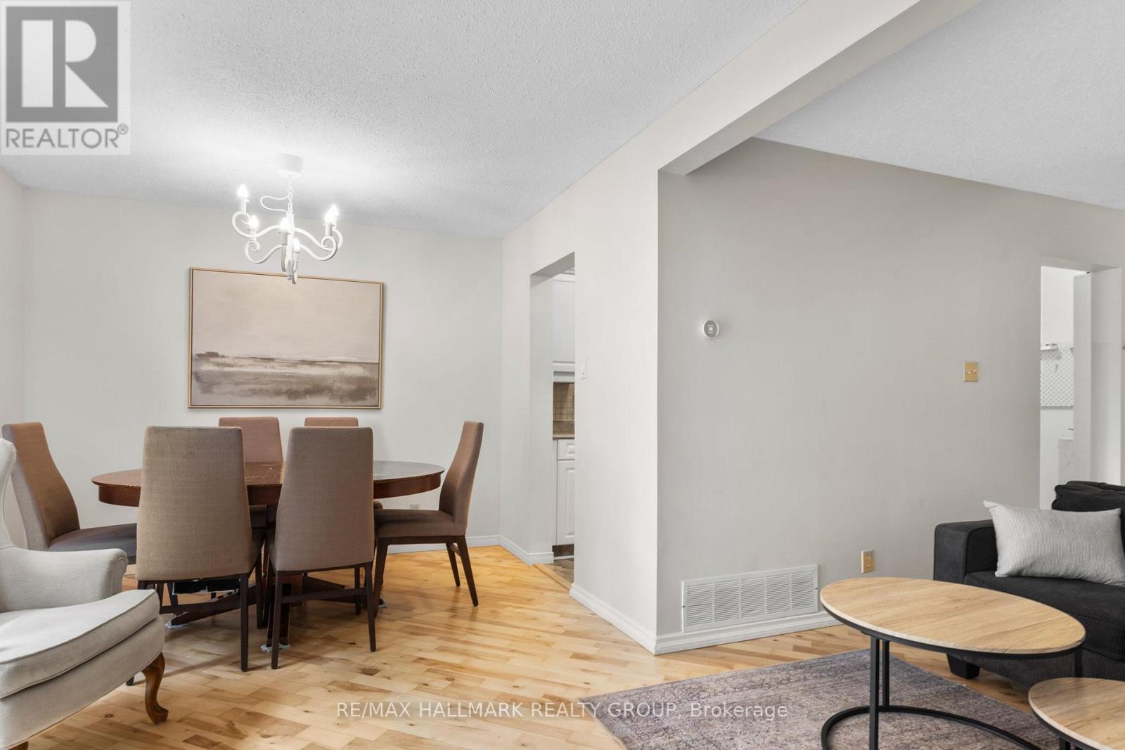 Photo 8 of 1598 Hoskins Crescent, Ottawa ON