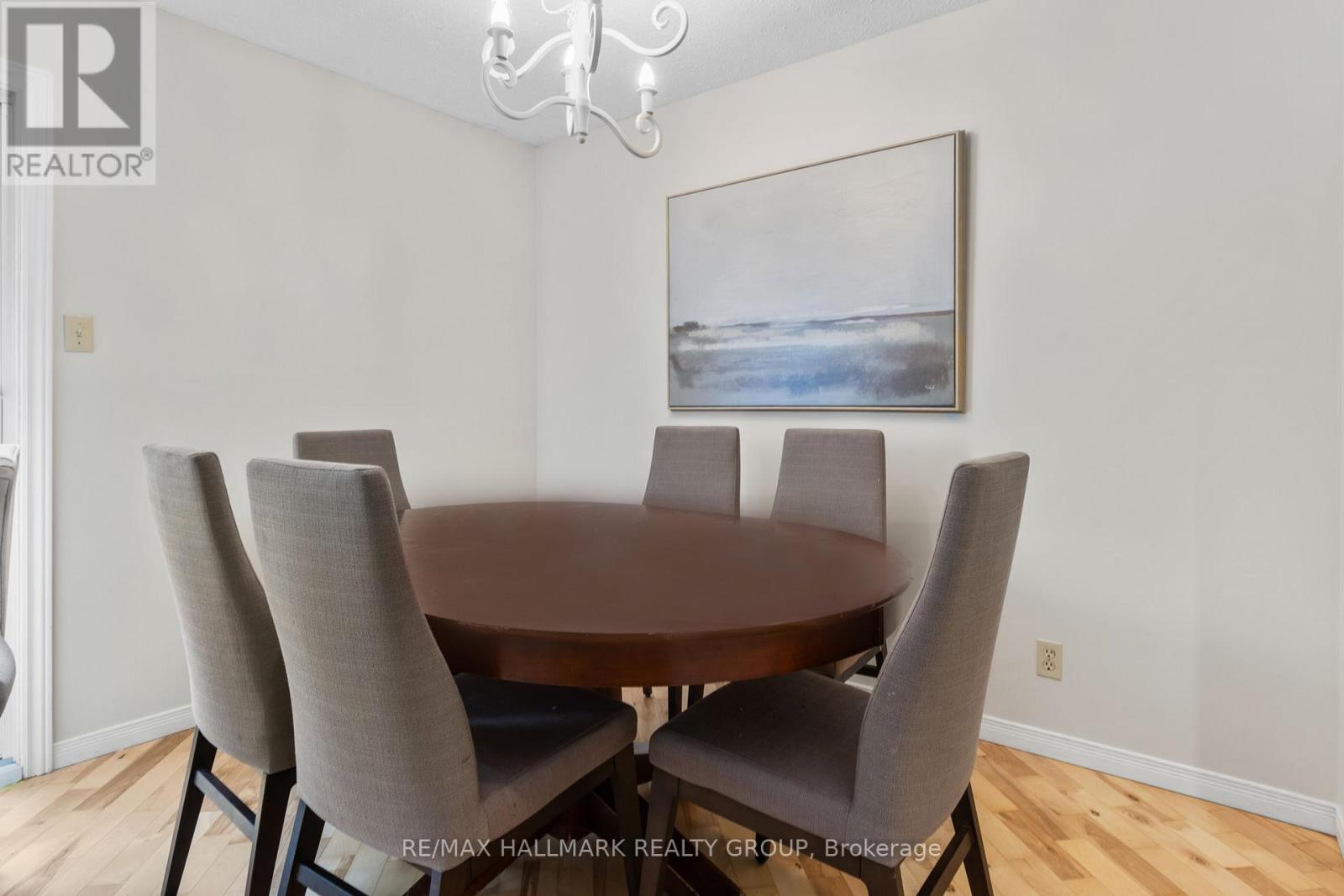 Photo 9 of 1598 Hoskins Crescent, Ottawa ON