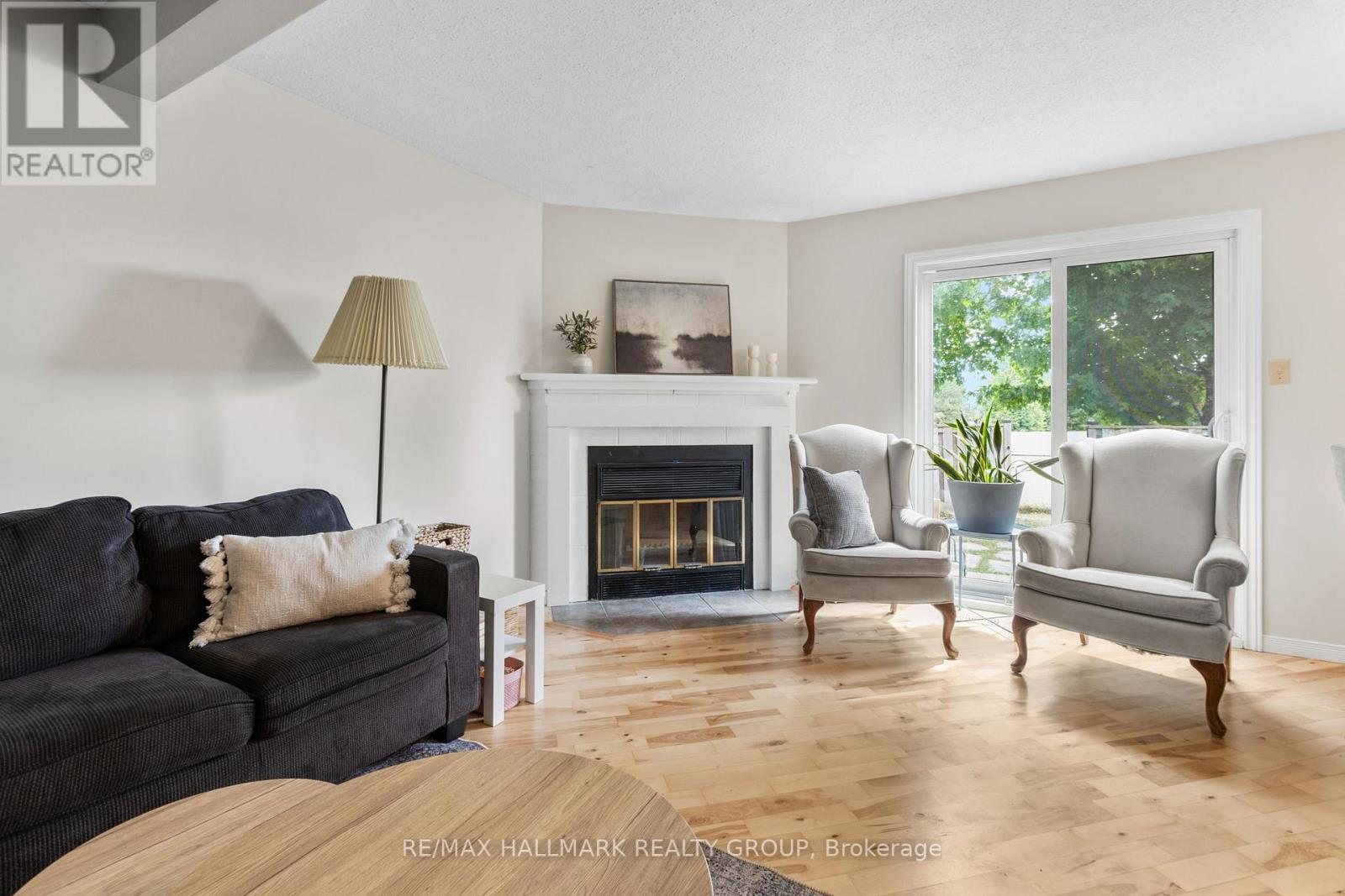 Photo 6 of 1598 Hoskins Crescent, Ottawa ON