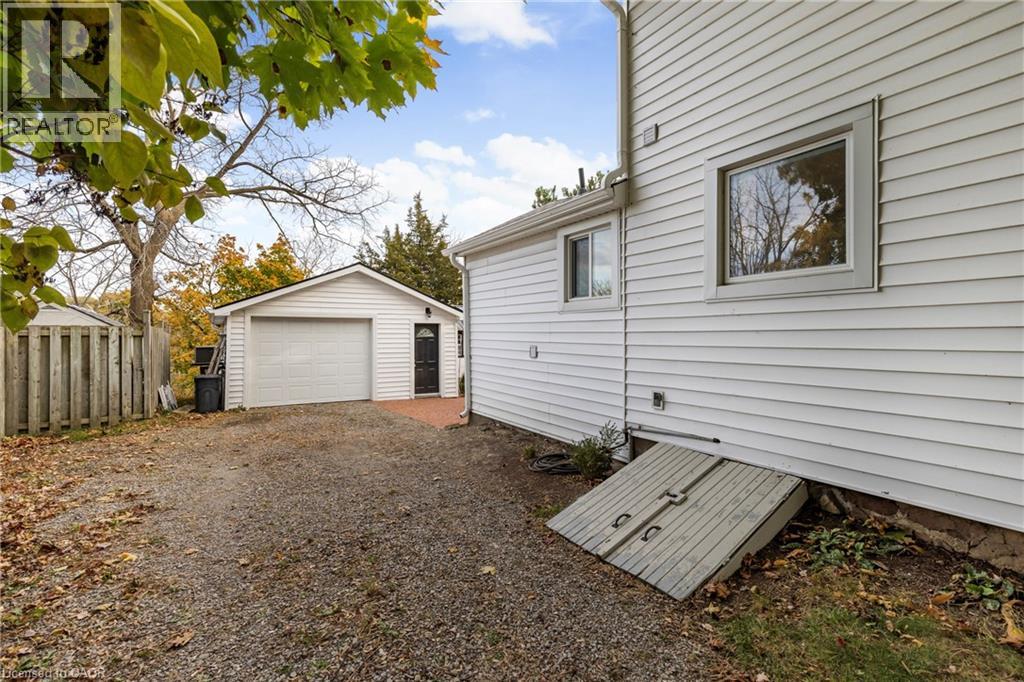Photo 4 of 374 Ontario Street, Grimsby ON