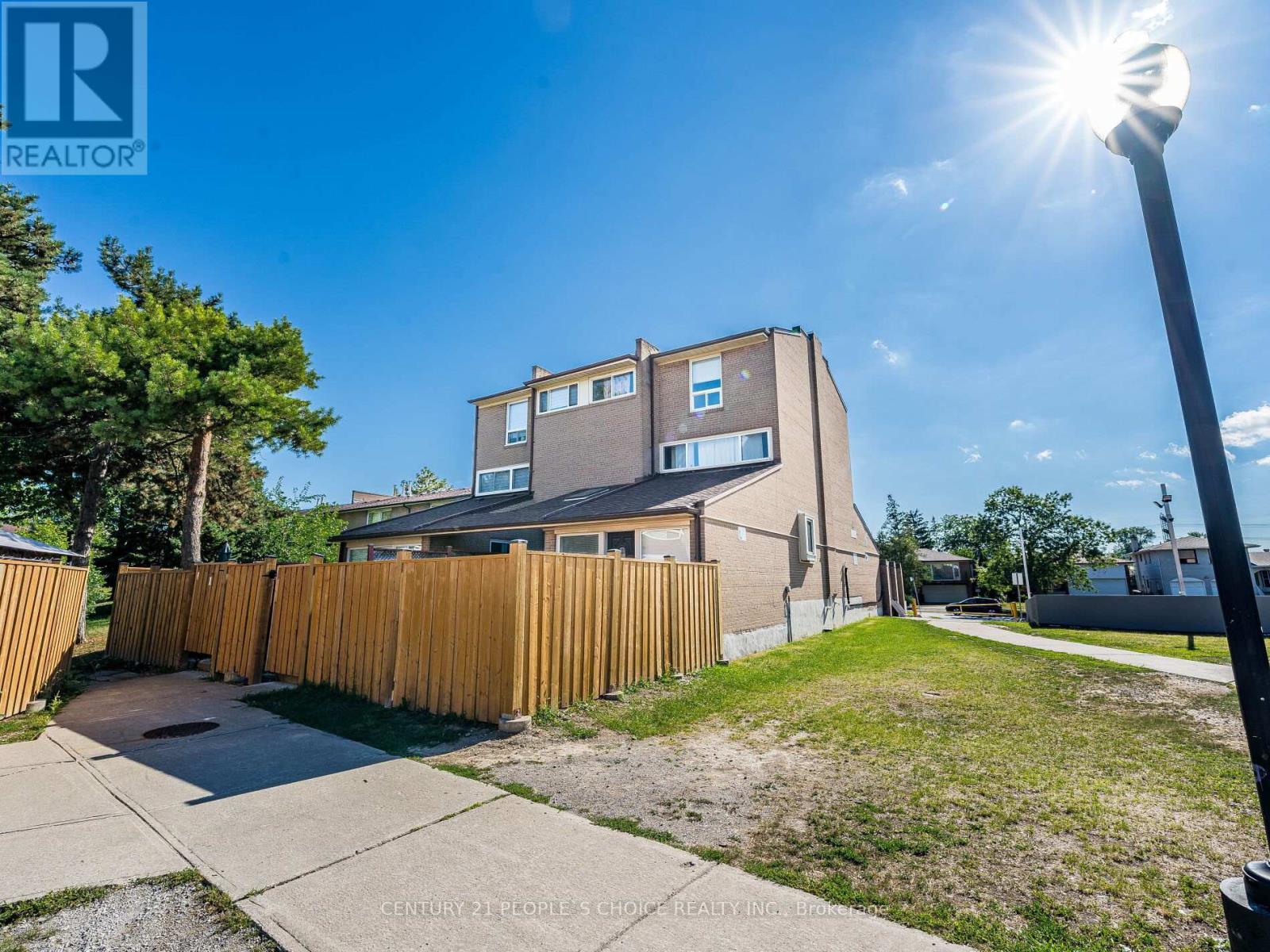 Photo 15 of 2 242 John Garland Boulevard, Toronto ON