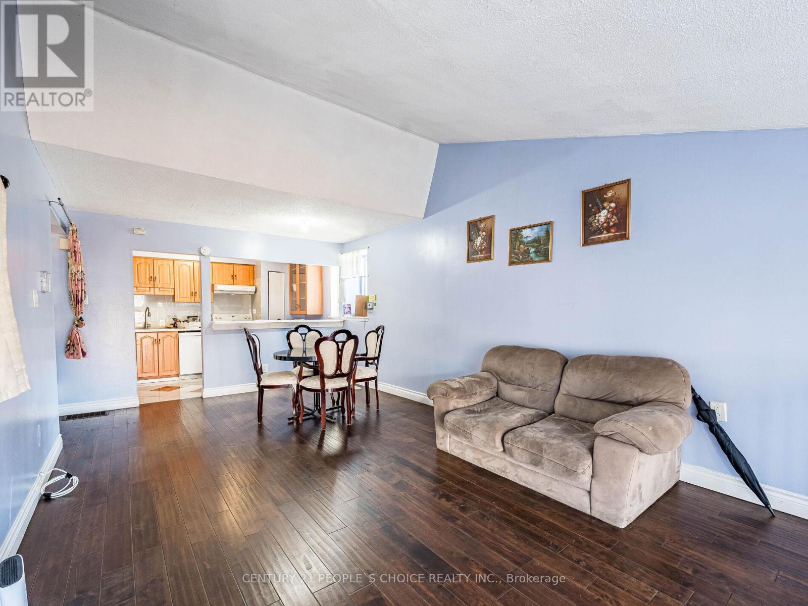 Photo 9 of 2 242 John Garland Boulevard, Toronto ON