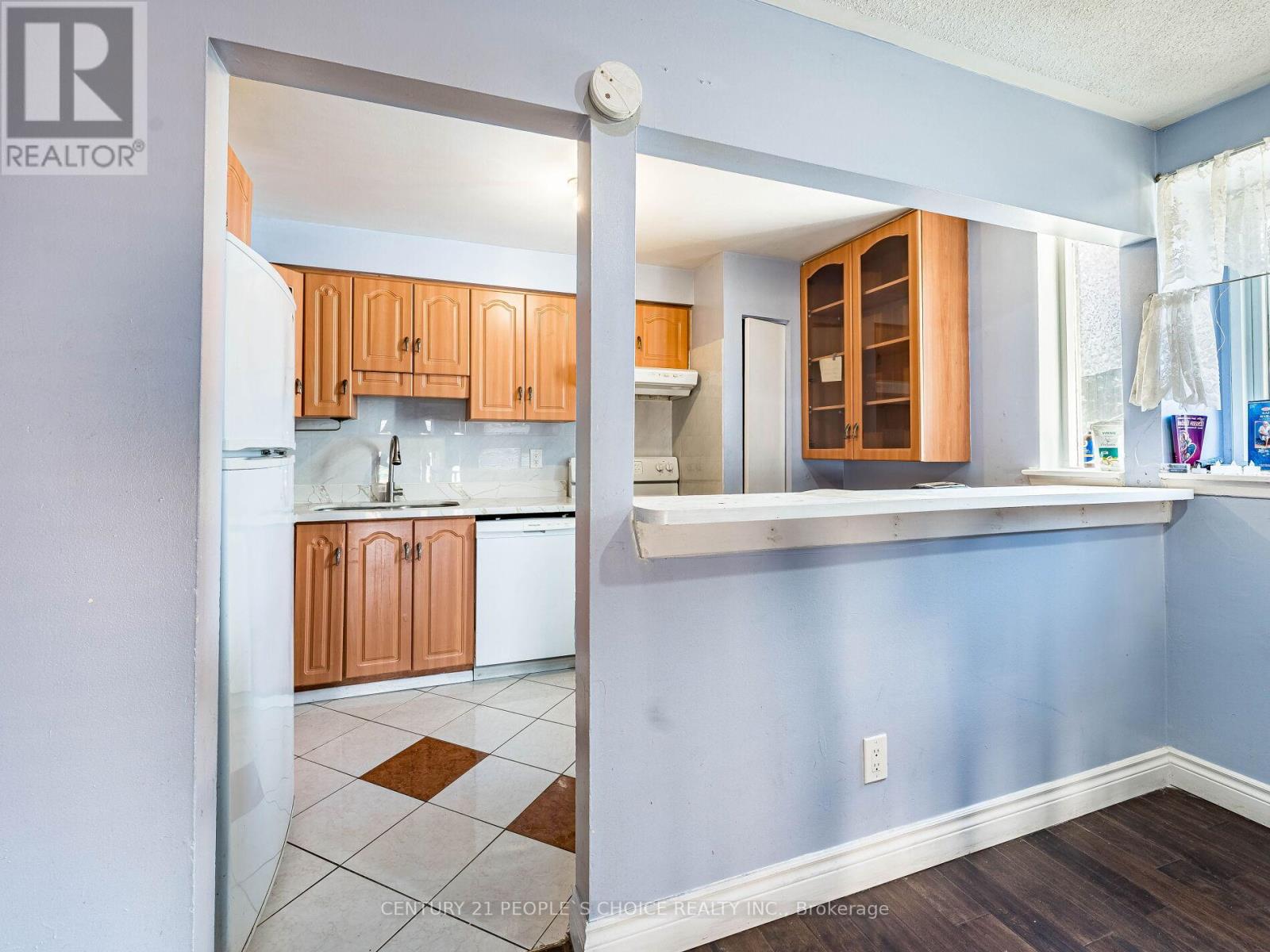 Photo 14 of 2 242 John Garland Boulevard, Toronto ON