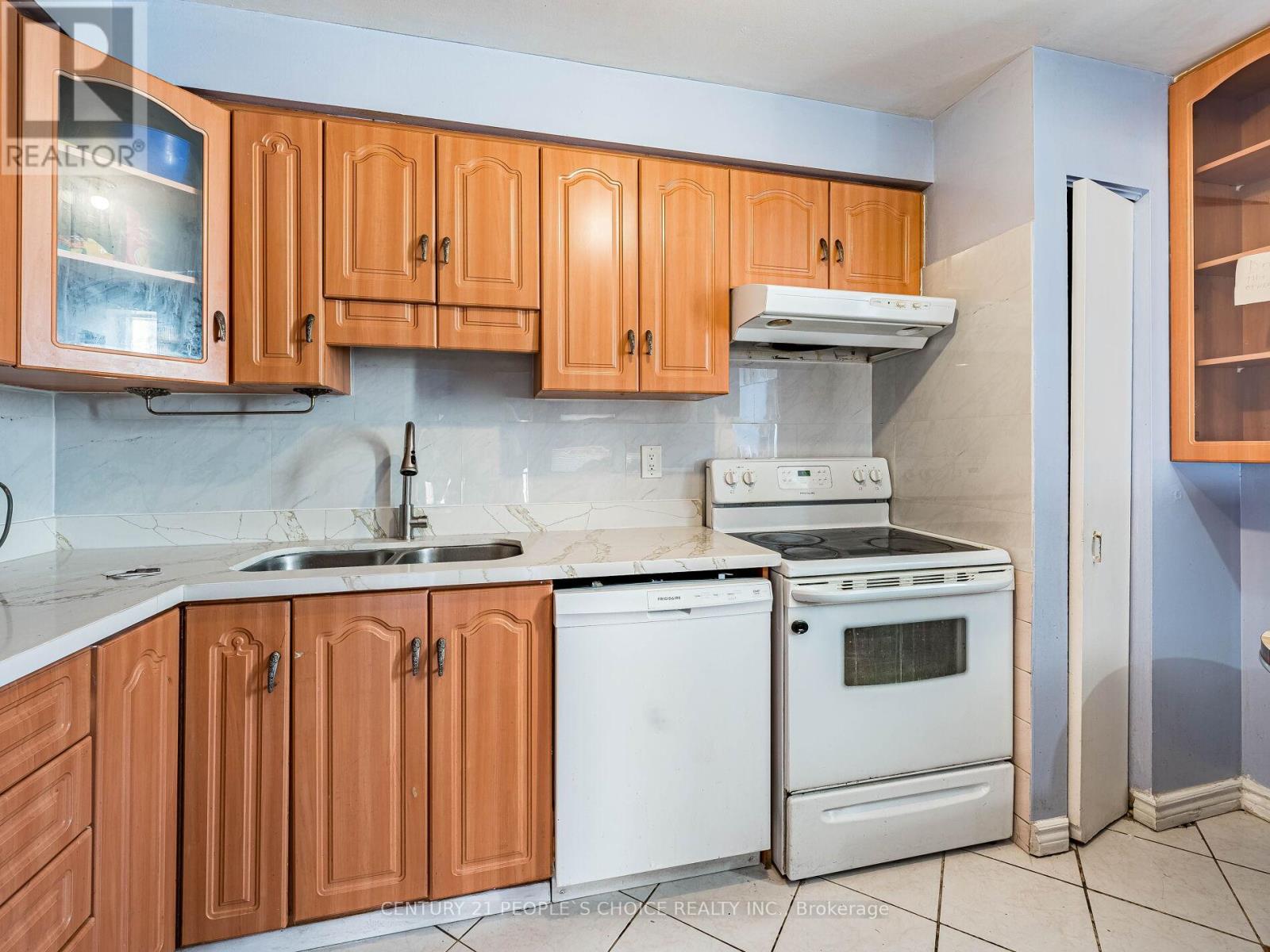 Photo 23 of 2 242 John Garland Boulevard, Toronto ON