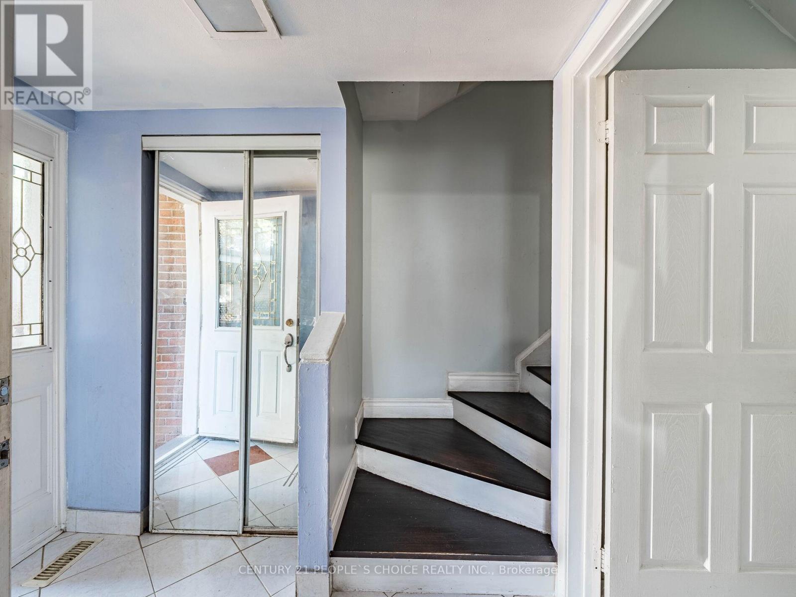 Photo 7 of 2 242 John Garland Boulevard, Toronto ON