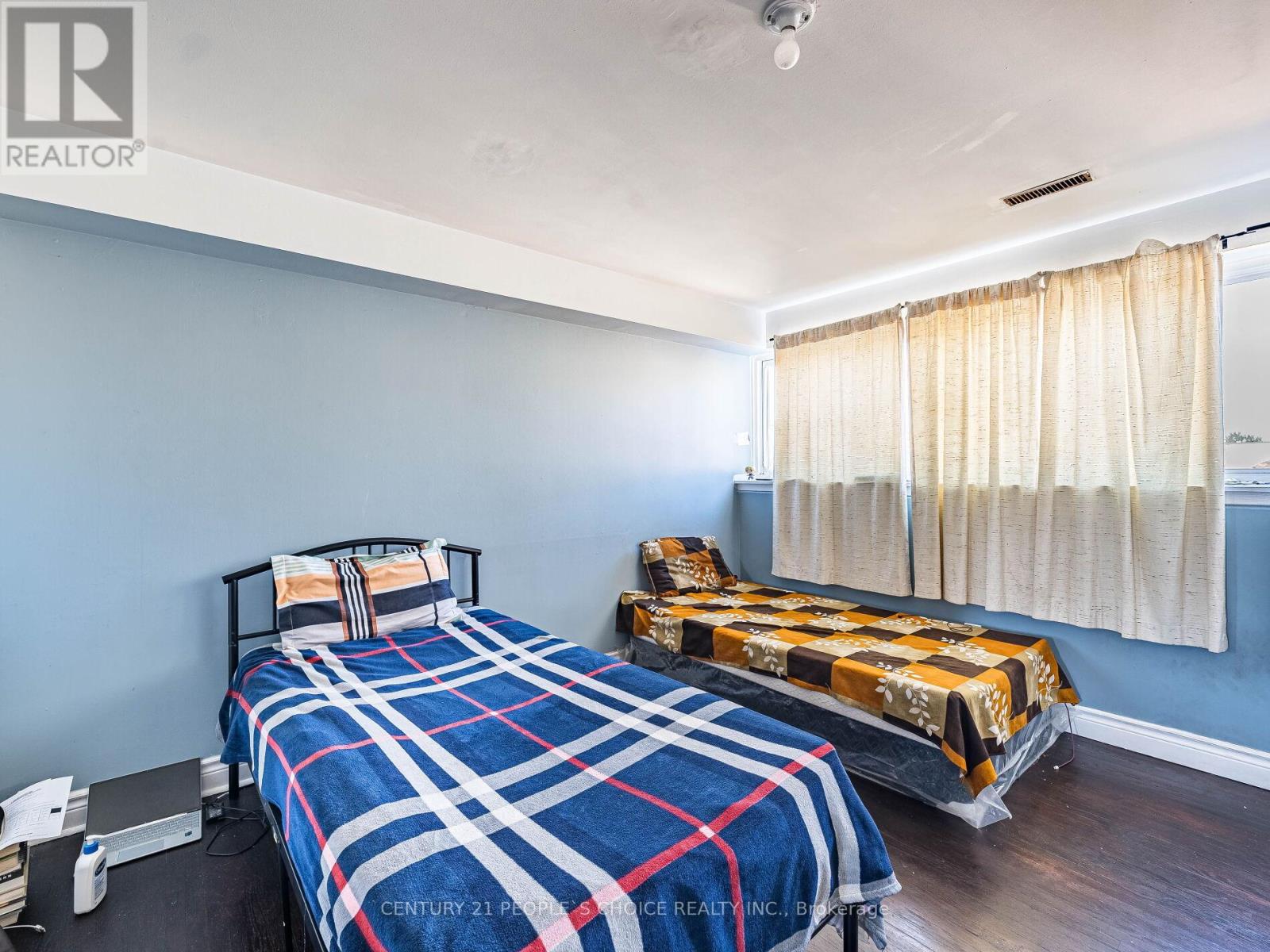 Photo 13 of 2 242 John Garland Boulevard, Toronto ON