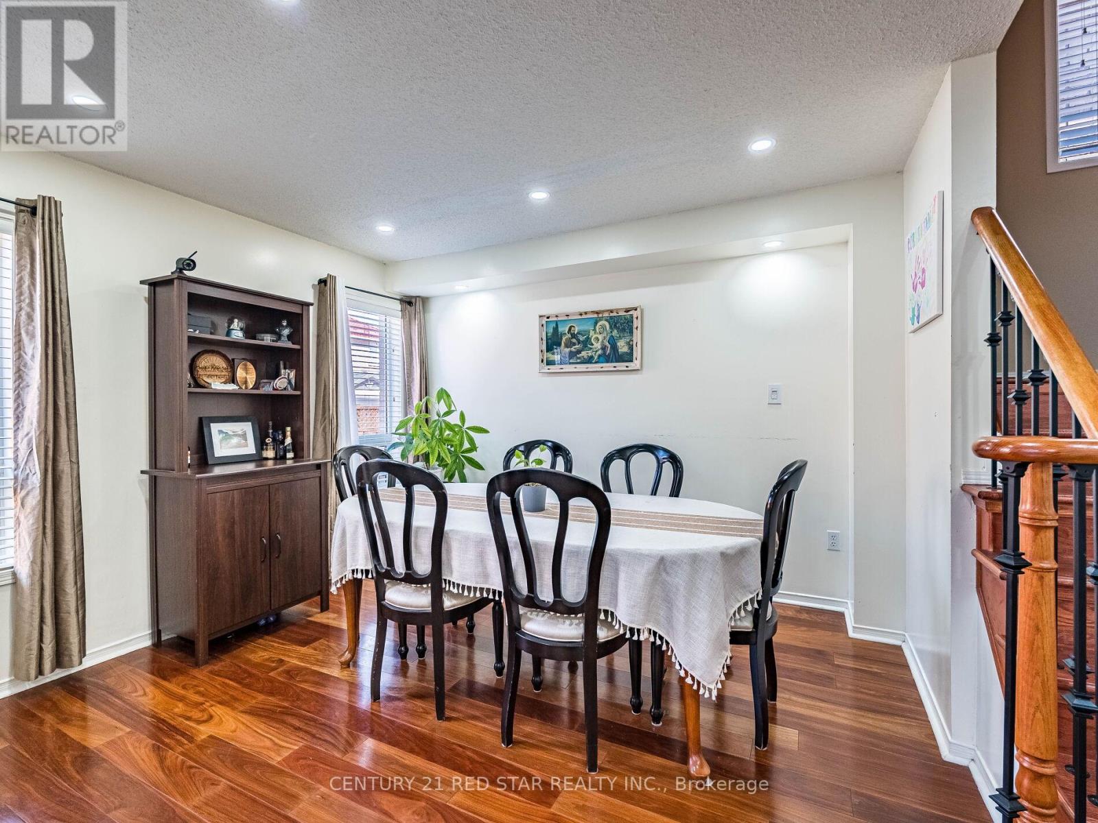 Photo 23 of 37 Oakmeadow Drive, Brampton ON