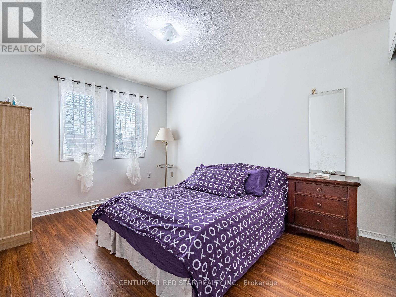 Photo 17 of 37 Oakmeadow Drive, Brampton ON