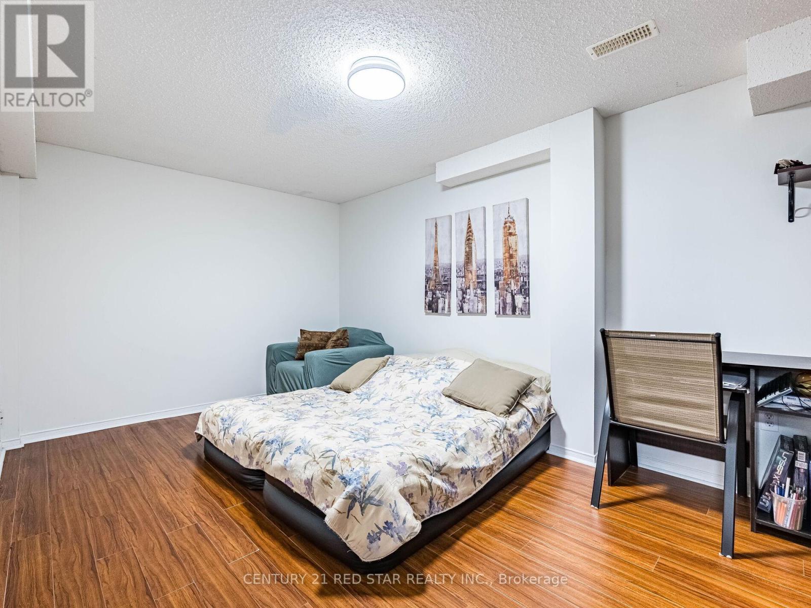 Photo 18 of 37 Oakmeadow Drive, Brampton ON