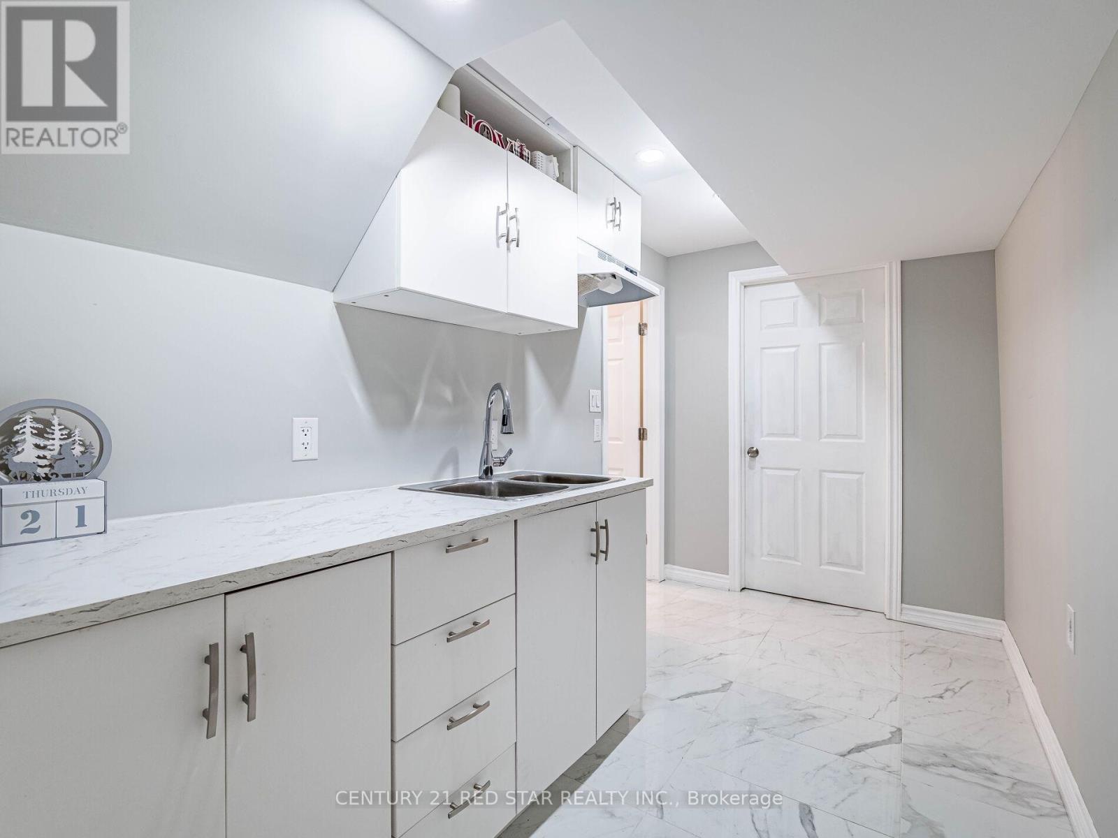 Photo 7 of 37 Oakmeadow Drive, Brampton ON