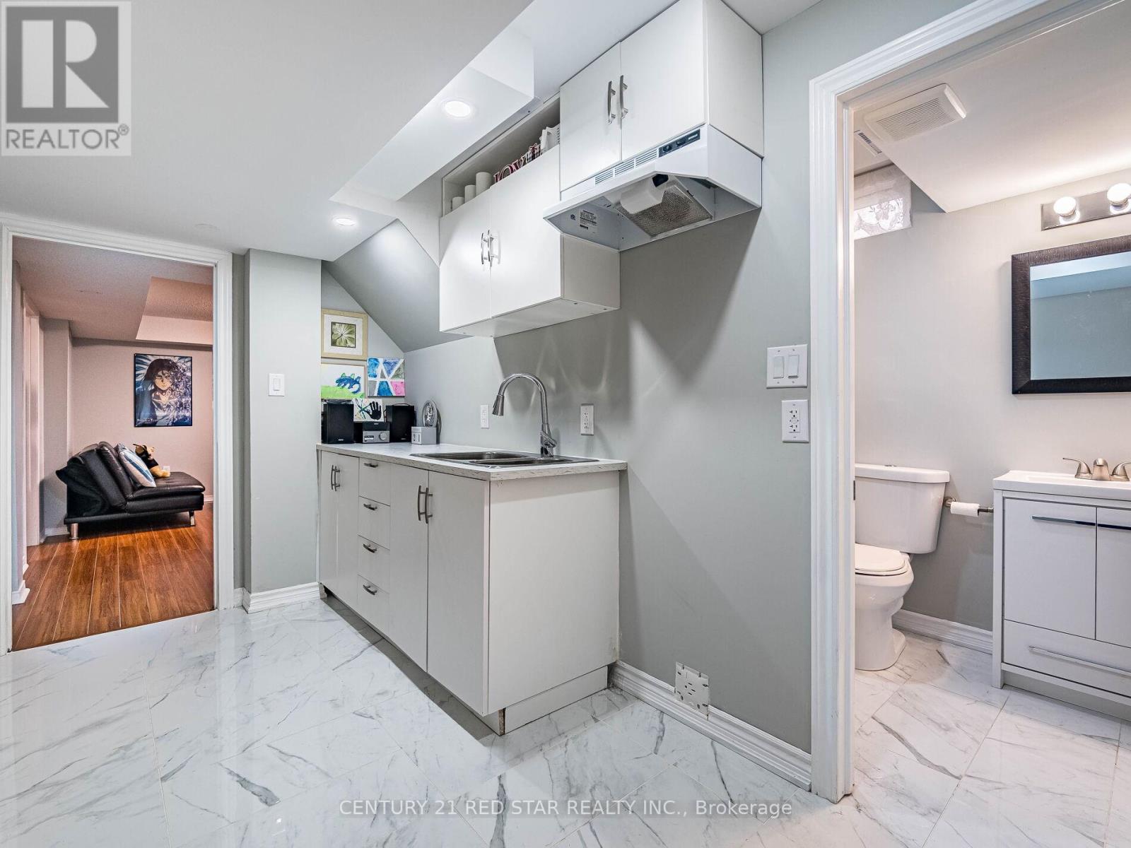 Photo 10 of 37 Oakmeadow Drive, Brampton ON