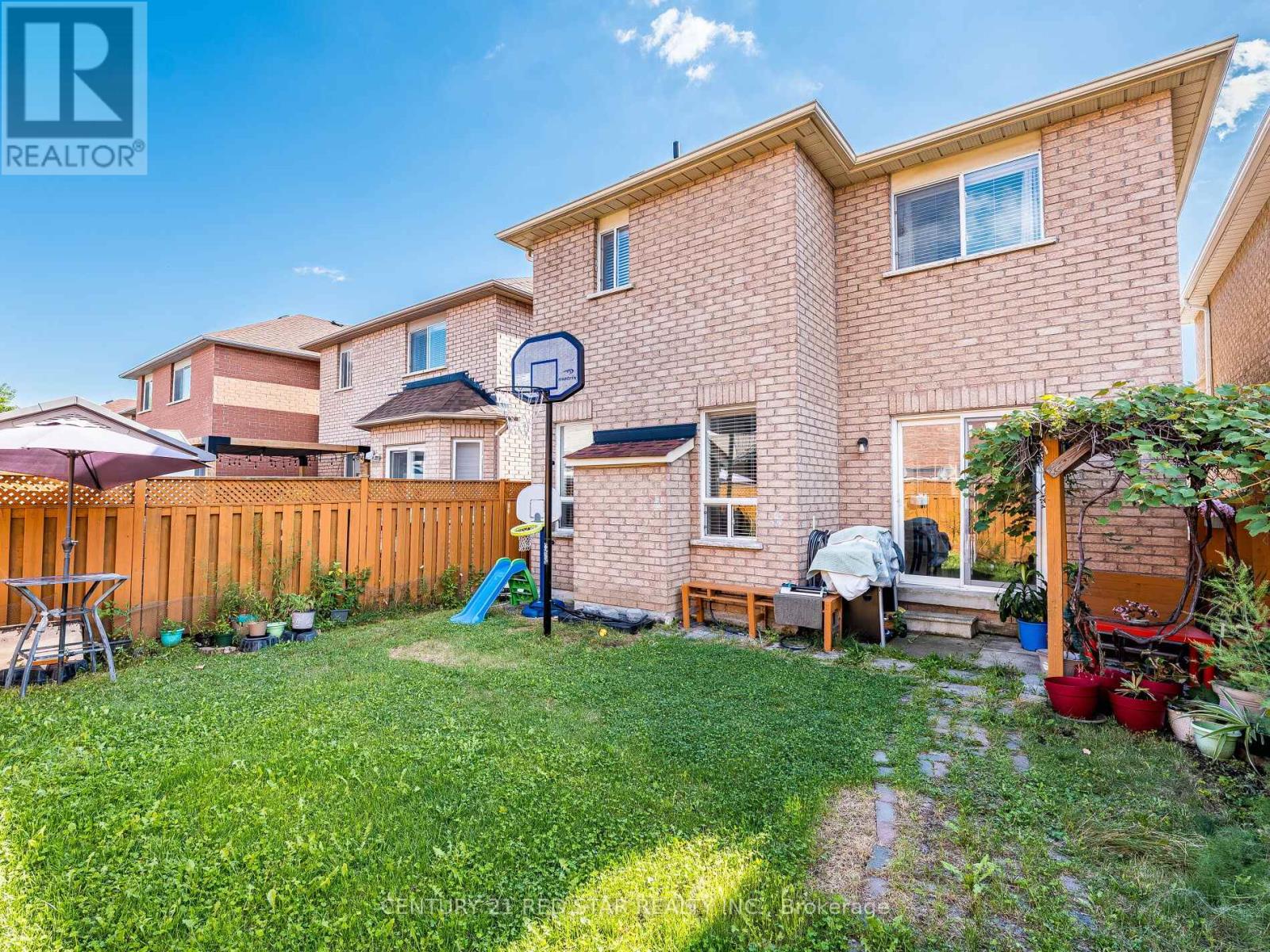 Photo 5 of 37 Oakmeadow Drive, Brampton ON