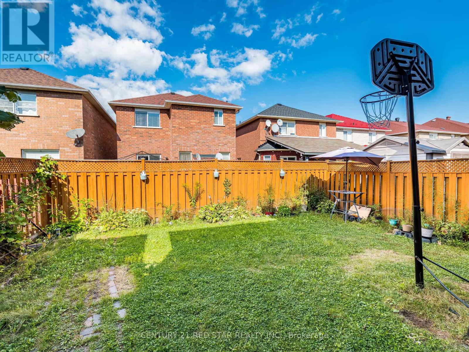 Photo 11 of 37 Oakmeadow Drive, Brampton ON