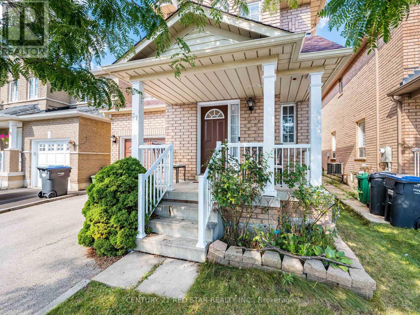 Photo 8 of 37 Oakmeadow Drive, Brampton ON