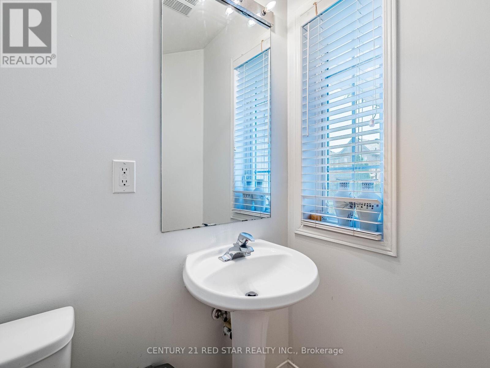 Photo 9 of 37 Oakmeadow Drive, Brampton ON